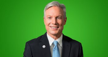 El es el hombre que reemplazará a Michael O. Johnson como CEO de Herbalife