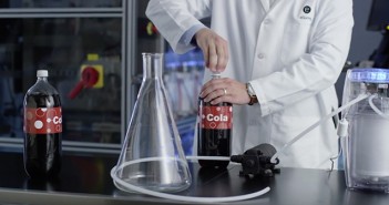 Amway trata de filtrar Cola negra con su purificador de agua eSpring