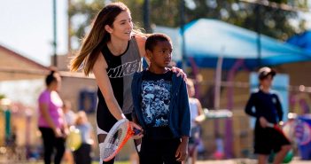Esta compañía de MLM realiza un evento de tenis y una donación a la ciudad de Miami