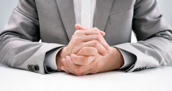 ¿Es válido que una empresa le pague a un líder para que se cambie de compañía?