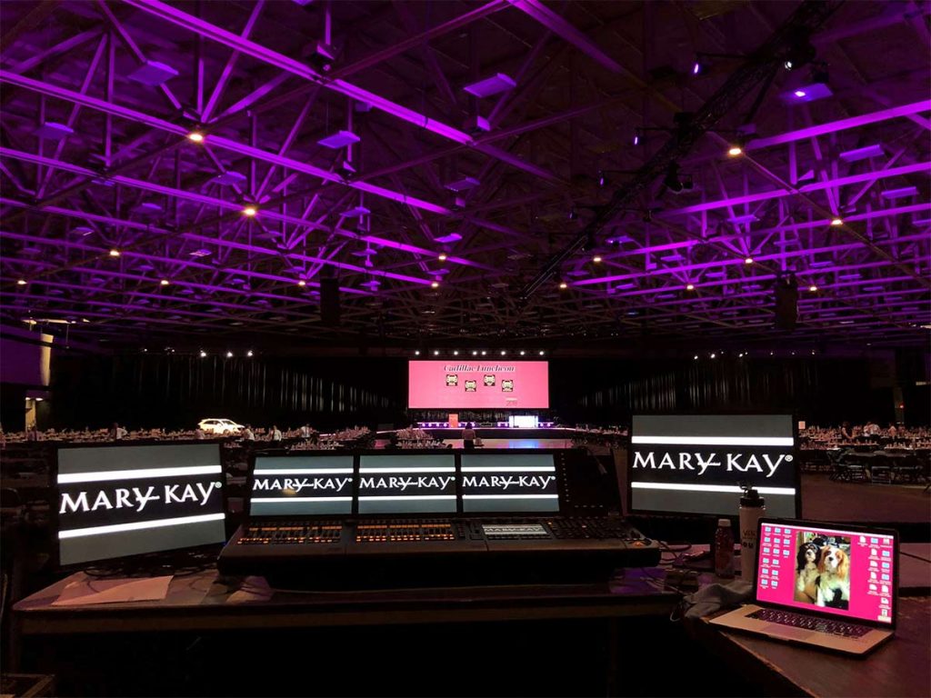 A convenção anual da Mary Kay atrai milhares de pessoas.