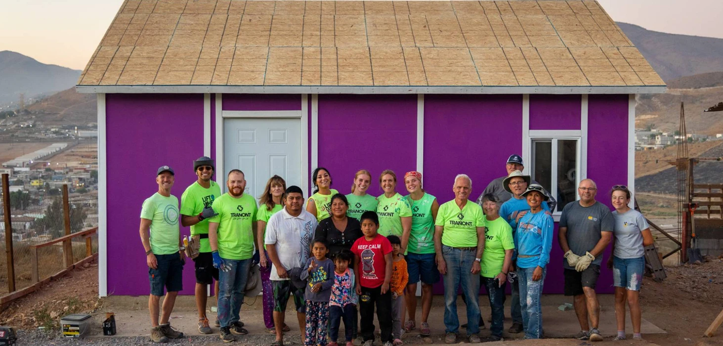 Voluntarios de Tranont construyen casas para familias en esta ciudad ...